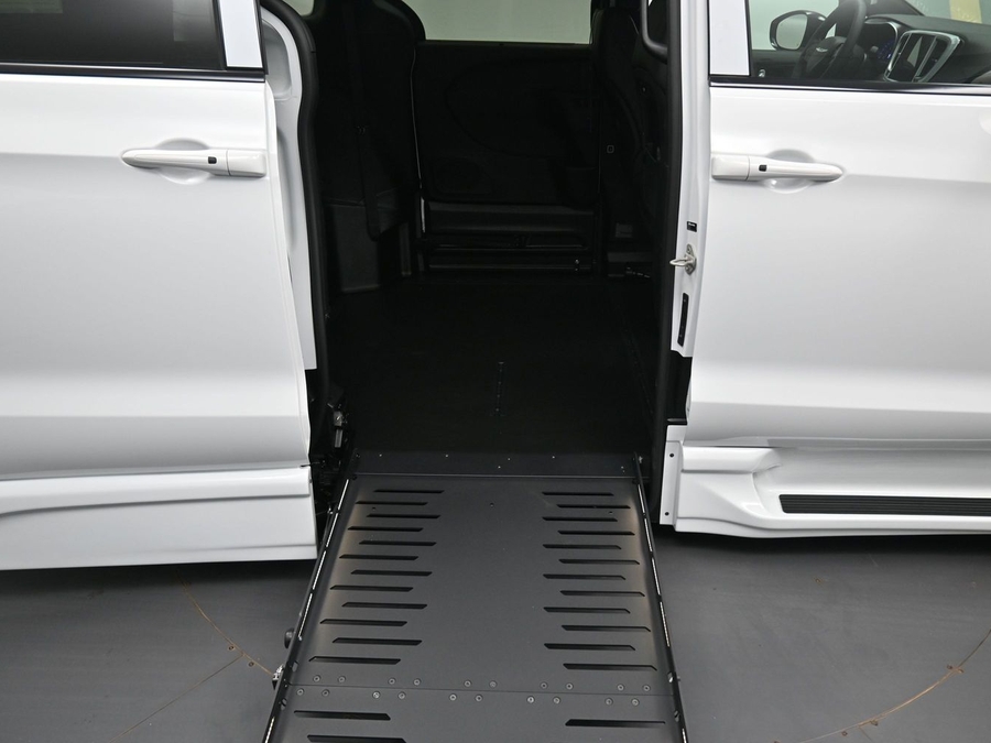 White Chrysler Voyager image number 31