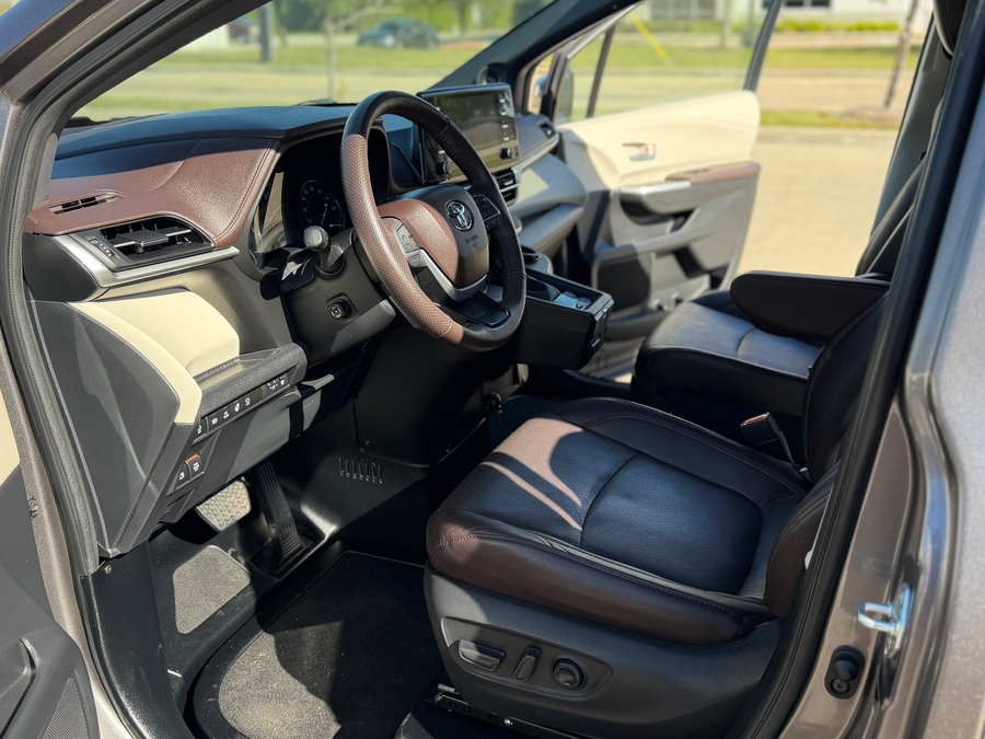 Used 2023 Toyota Sienna Hybrid Platinum - BraunAbility Side Entry Entry In Floor Automatic Ramp