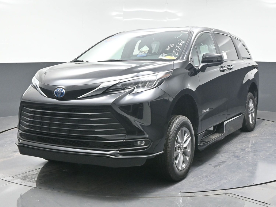 New 2025 Toyota Sienna Hybrid XLE Base - BraunAbility Side Entry Entry Fold Out Automatic Ramp