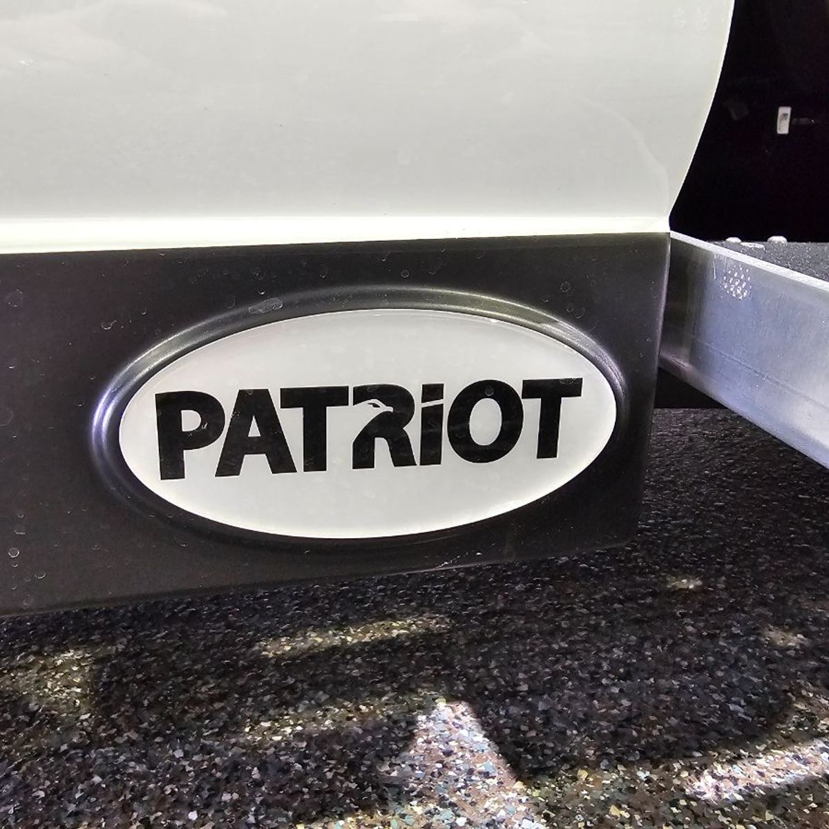 White Chrysler Voyager image number 10