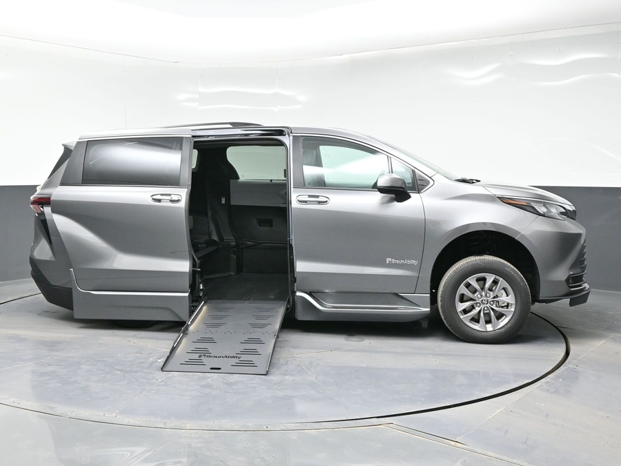 New 2026 Toyota Sienna Hybrid XLE Add - BraunAbility Side Entry Fold Out Automatic Ramp