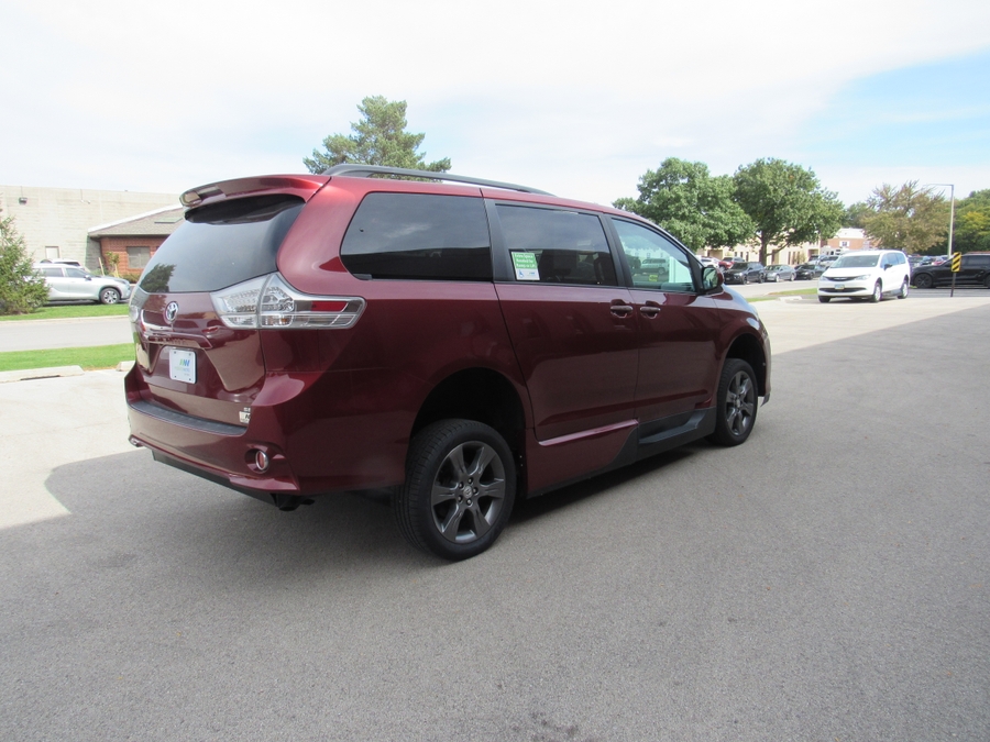 Salsa Red Pearl Toyota Sienna image number 6