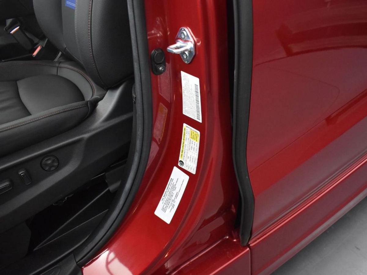 Red Honda Odyssey image number 15