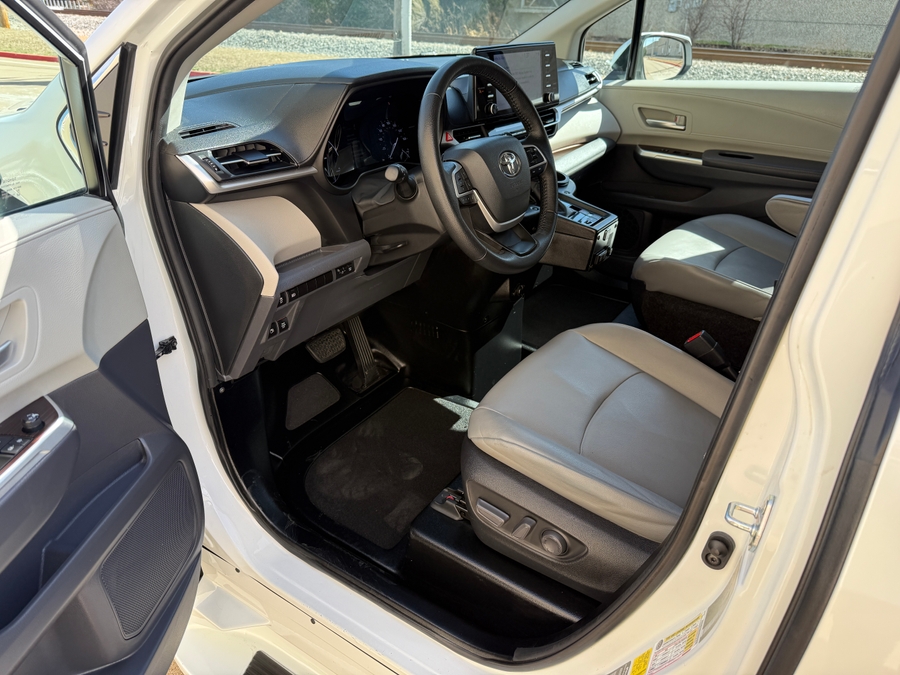 Used 2022 Toyota Sienna Hybrid XLE Base - BraunAbility Side Entry Entry Fold Out Automatic Ramp