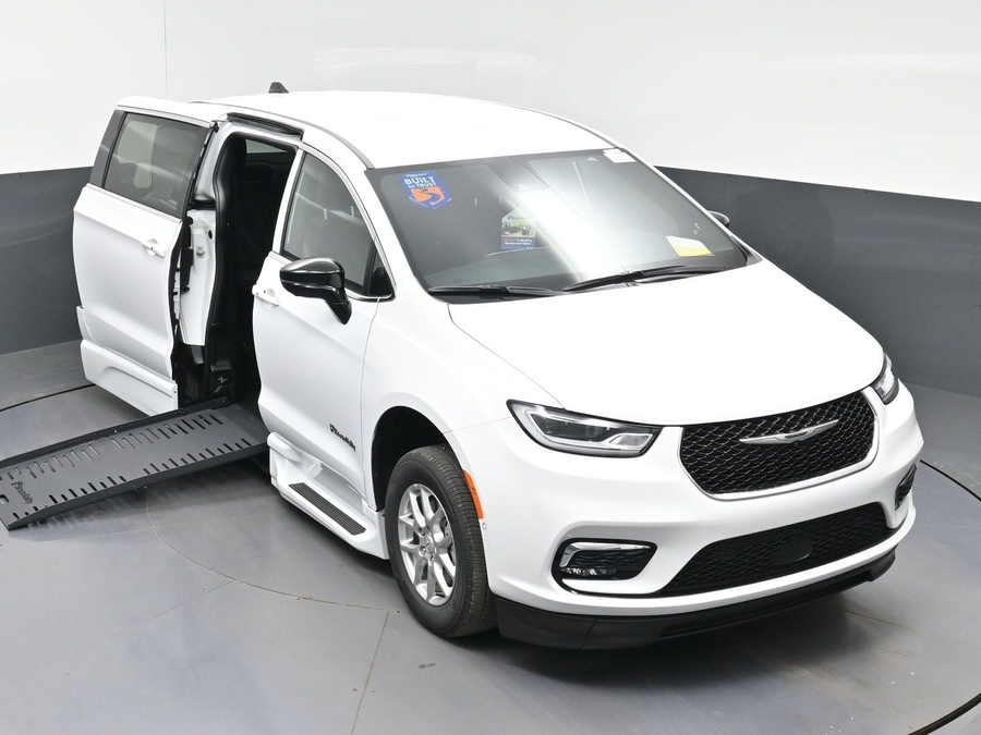 White Chrysler Pacifica image number 19