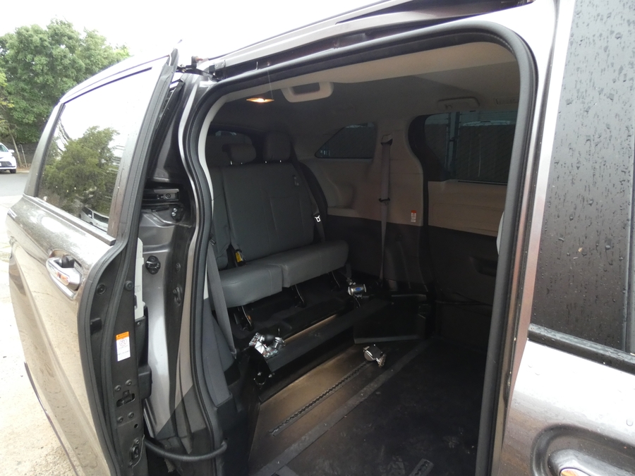 Grey Toyota Sienna image number 5