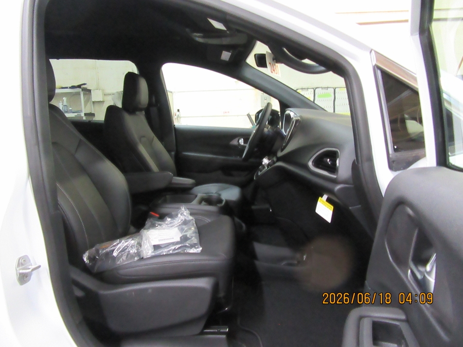 White Chrysler Voyager image number 17