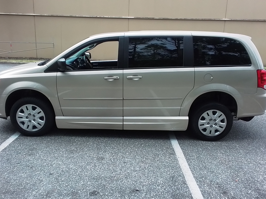 Brown Dodge Grand Caravan image number 15