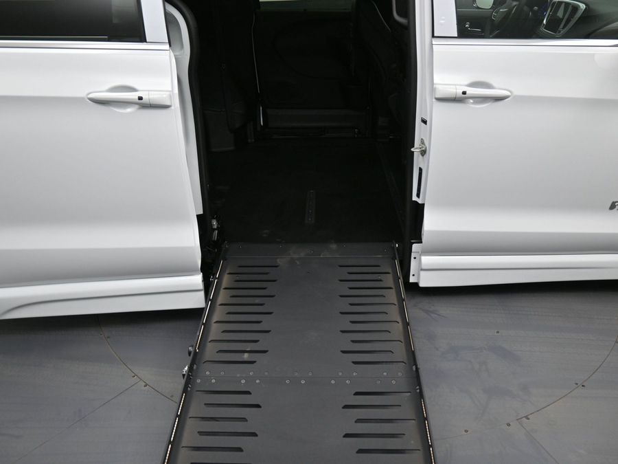 White Chrysler Pacifica image number 11