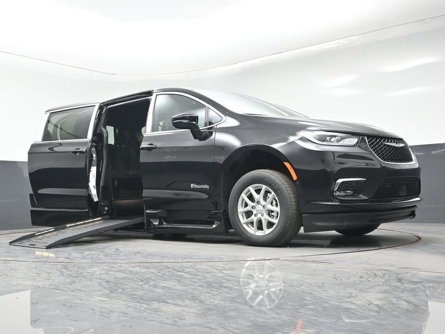 Black Chrysler Pacifica image number 15