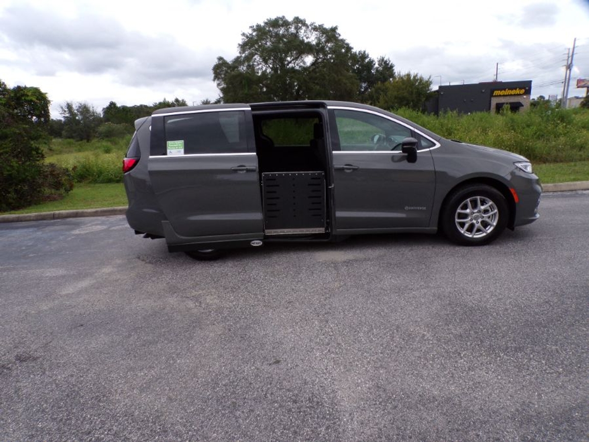 Grey Chrysler Pacifica image number 11