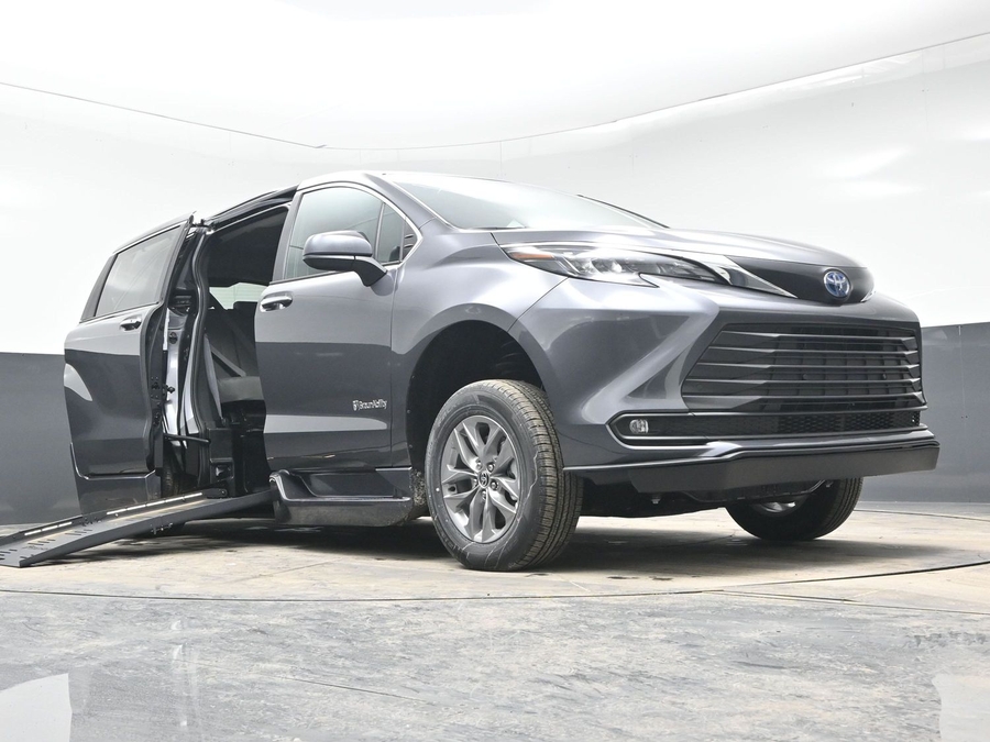 Grey Toyota Sienna image number 18