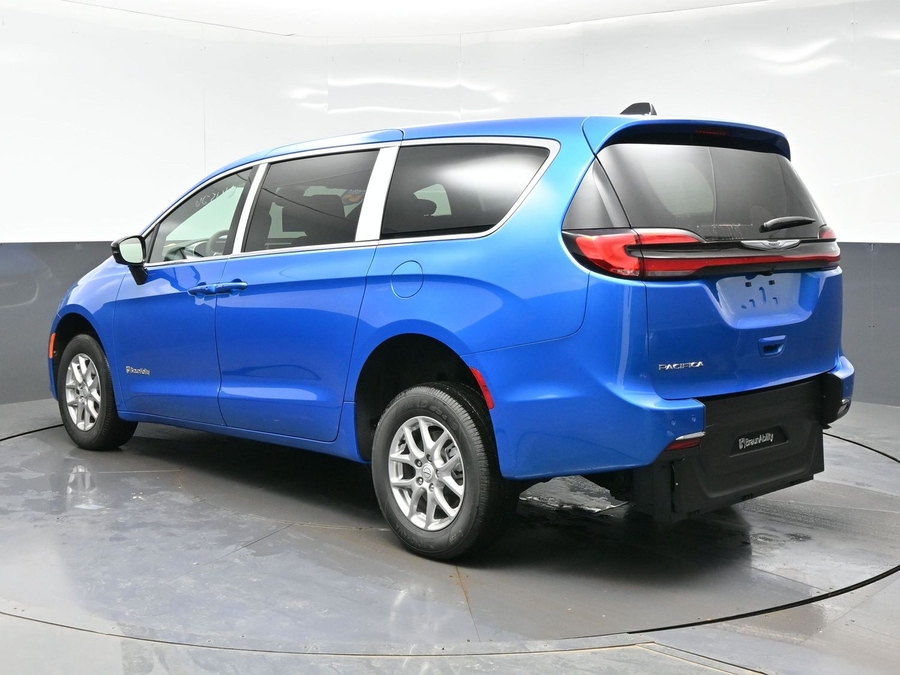 Blue Chrysler Pacifica image number 1