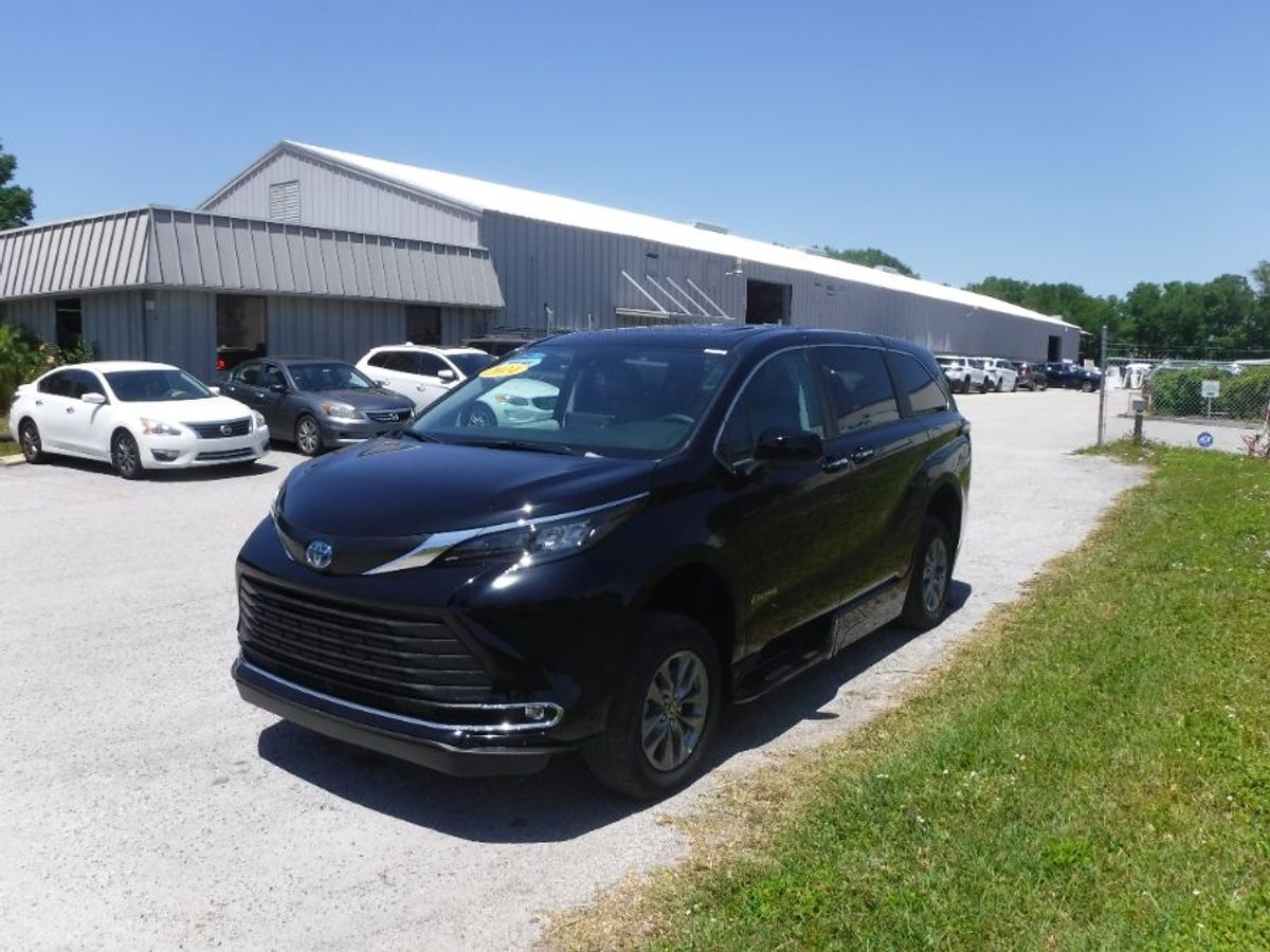 Black Toyota Sienna image number 3