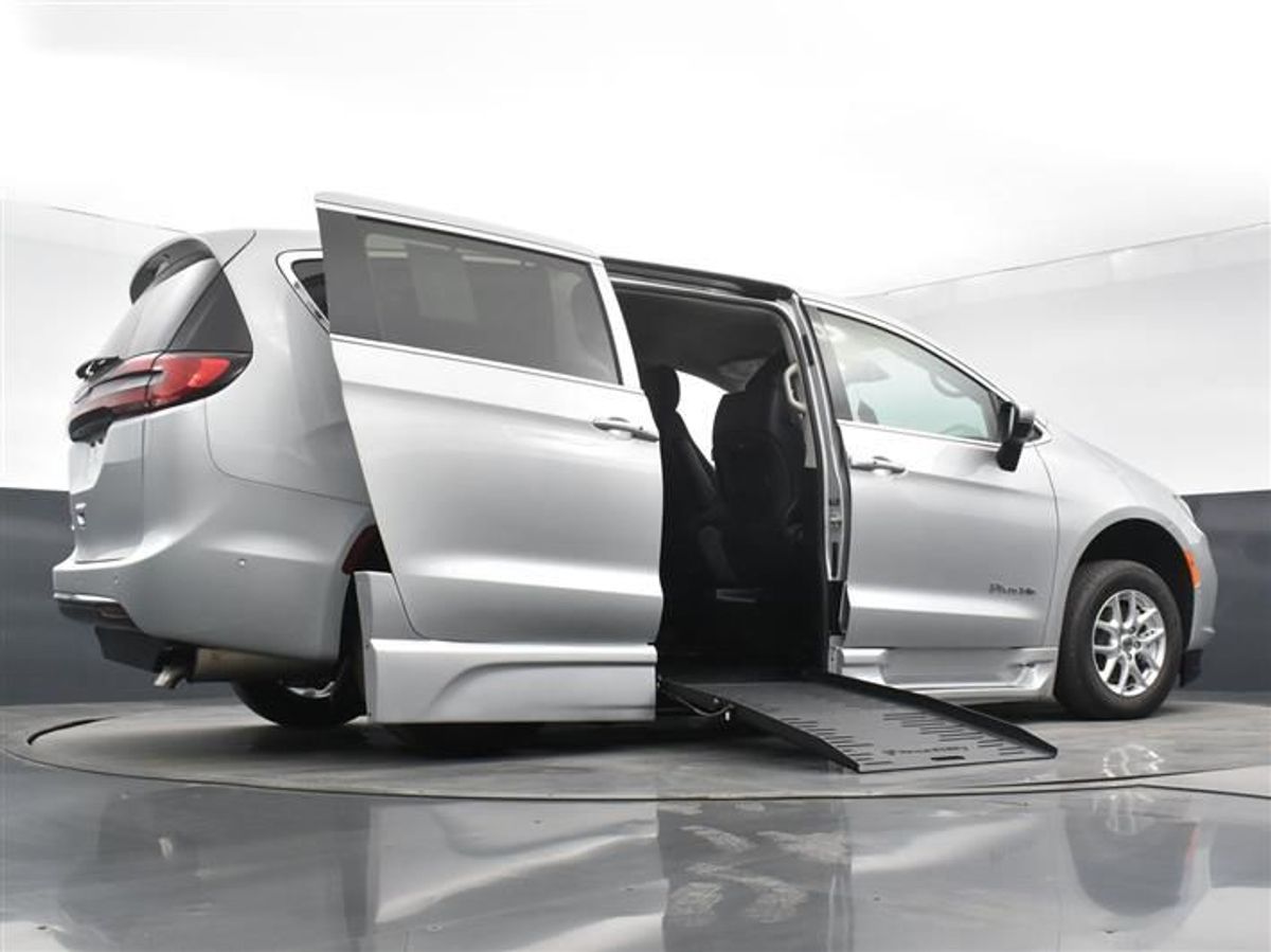 2023 CHRYSLER PACIFICA - Image 2