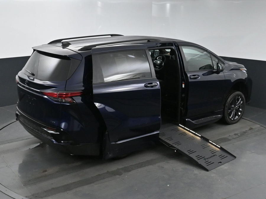 New 2025 Toyota Sienna Hybrid XSE Sport - BraunAbility Side Entry Entry Fold Out Automatic Ramp