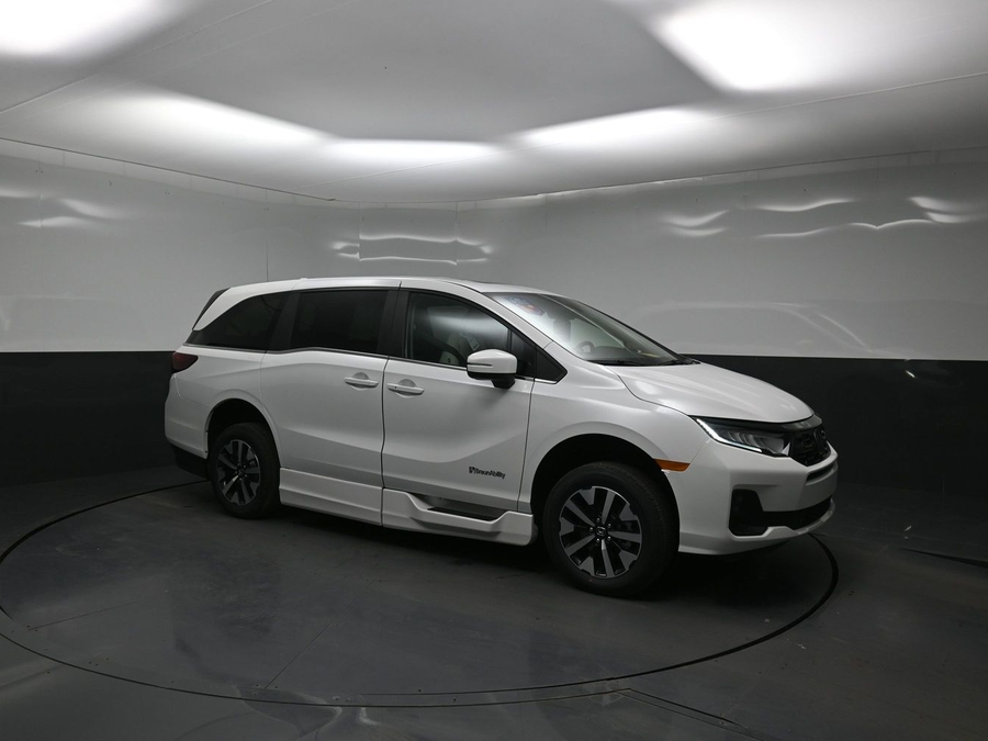 White Honda Odyssey image number 10