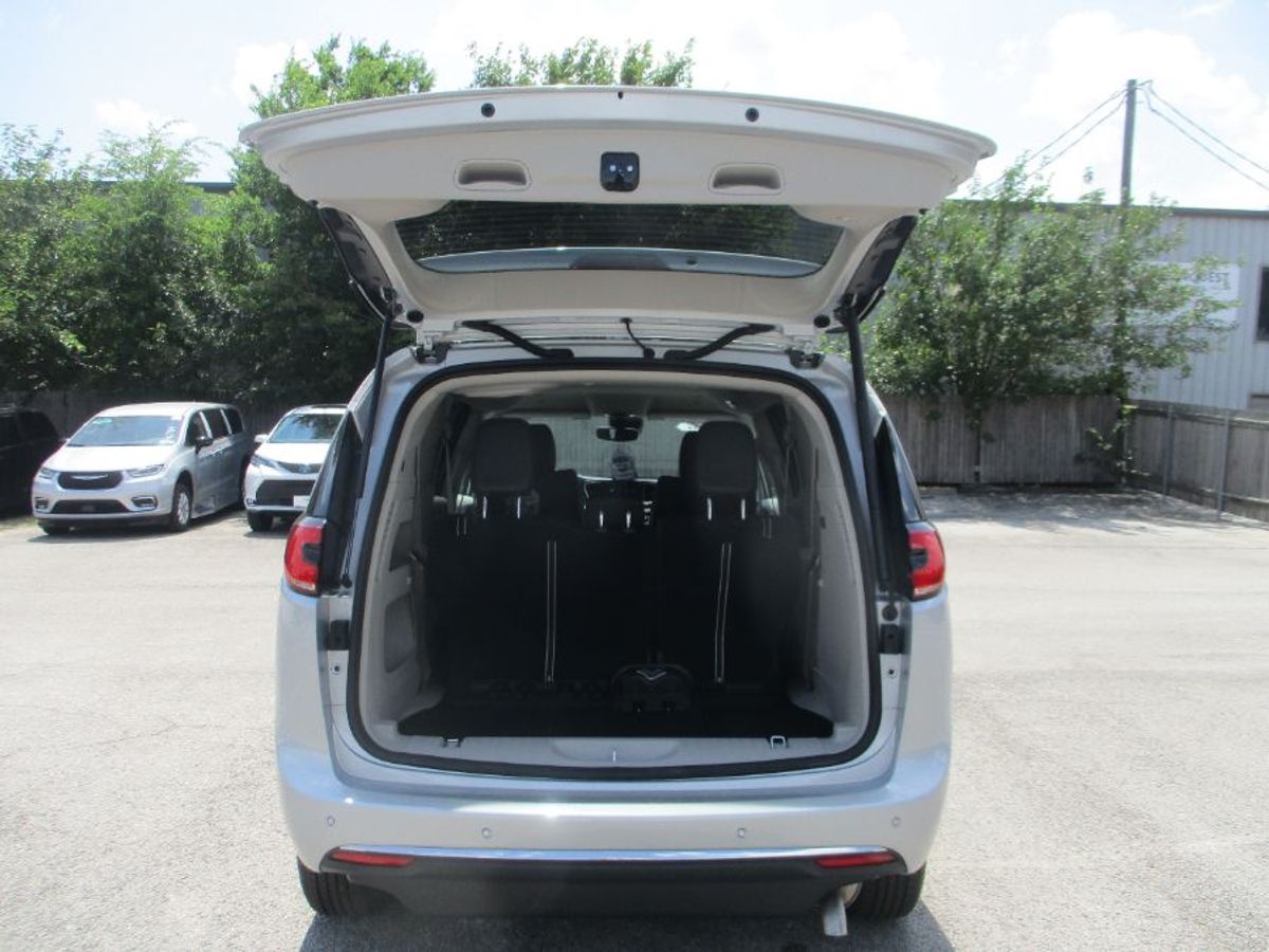 Silver Chrysler Pacifica image number 9
