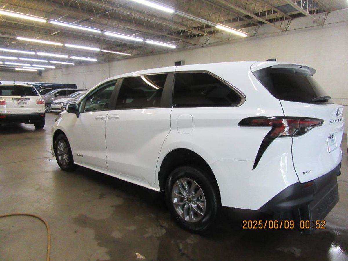 White Toyota Sienna image number 13