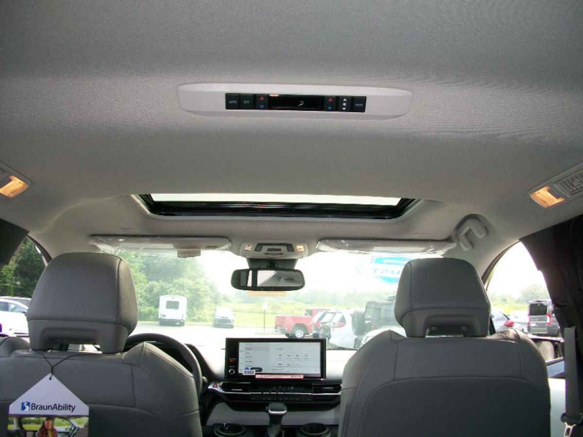 Grey Toyota Sienna image number 20