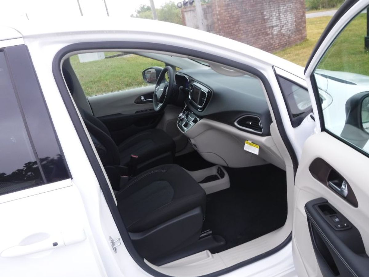 2024 CHRYSLER VOYAGER - Image 17