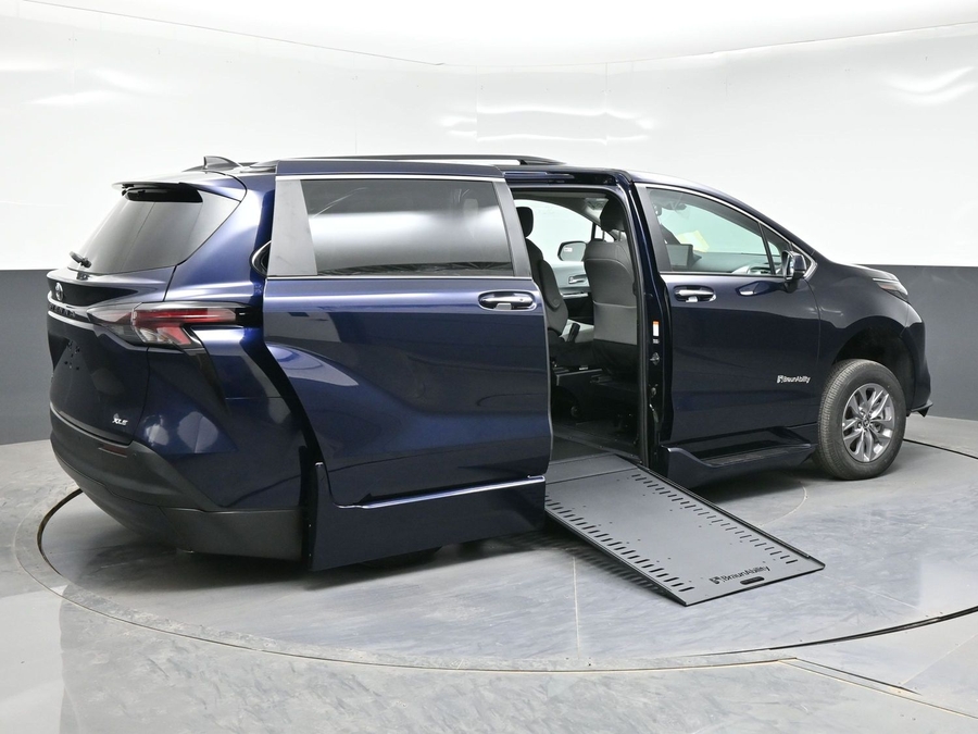 Blue Toyota Sienna image number 6