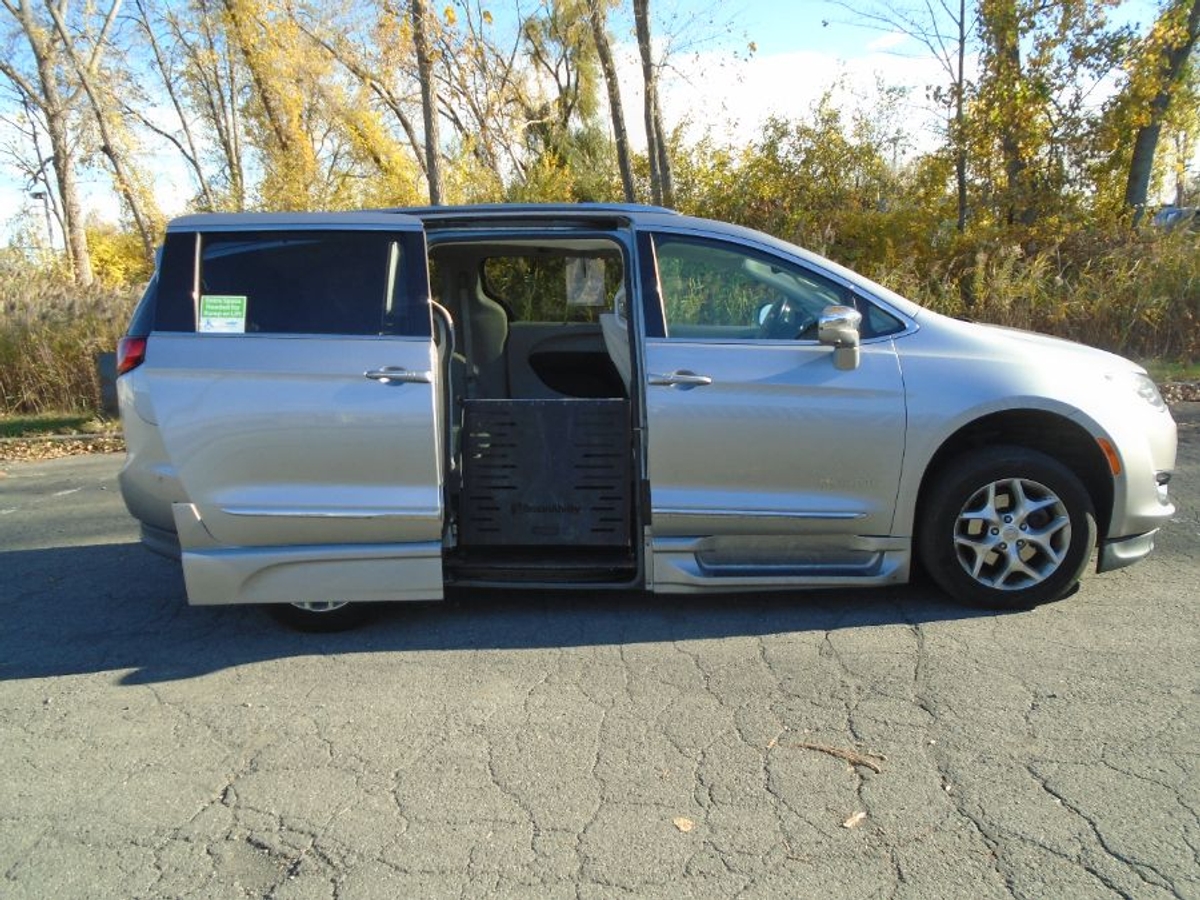 2020 CHRYSLER PACIFICA - Image 3