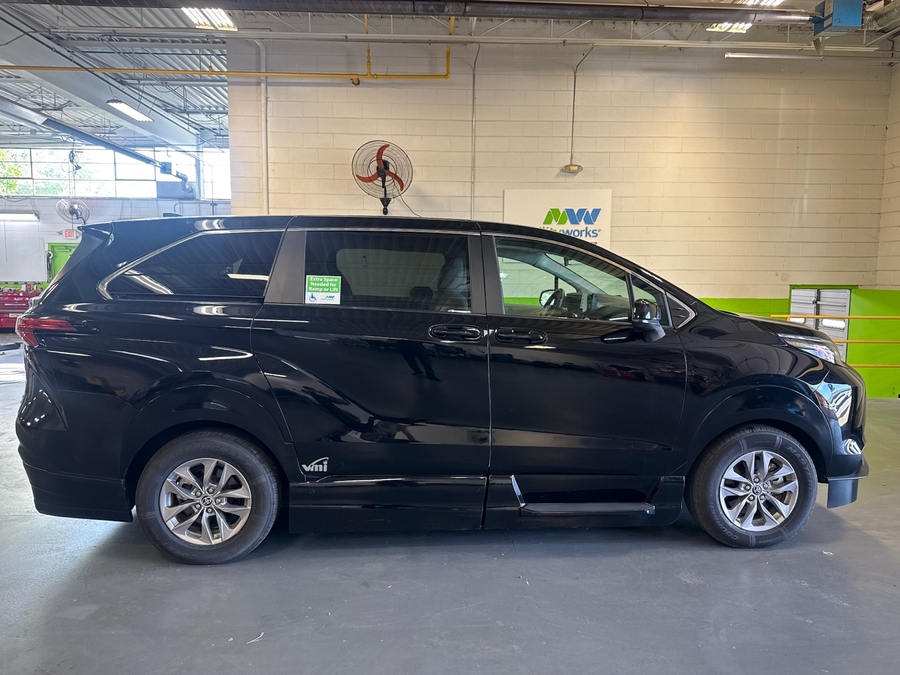 Black Toyota Sienna image number 4
