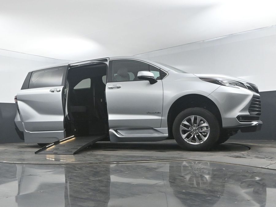 New 2025 Toyota Sienna Hybrid XLE Base - BraunAbility Side Entry Entry Fold Out Automatic Ramp