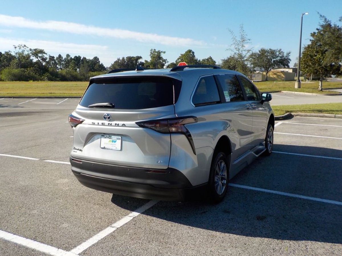 2025 TOYOTA SIENNA - Image 33