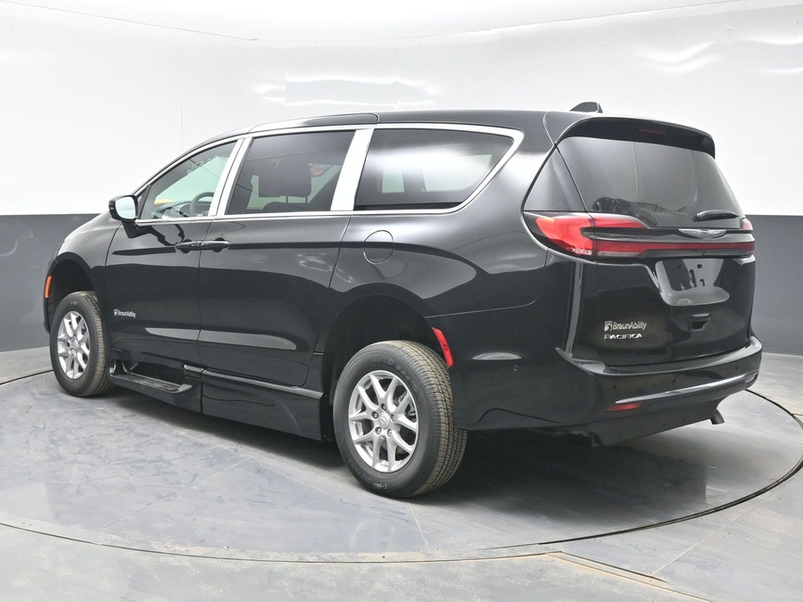 Black Chrysler Pacifica image number 8