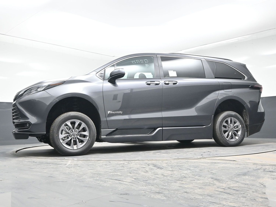 New 2025 Toyota Sienna Hybrid XLE Plus - BraunAbility Side Entry Entry Fold Out Automatic Ramp