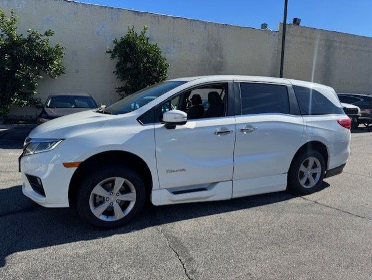 White Honda Odyssey image number 9