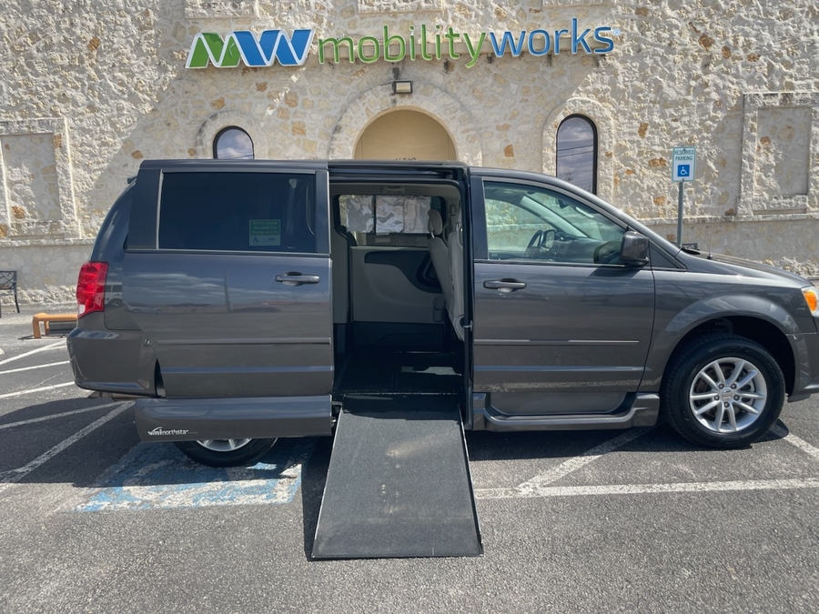  Dodge Grand Caravan image number 4