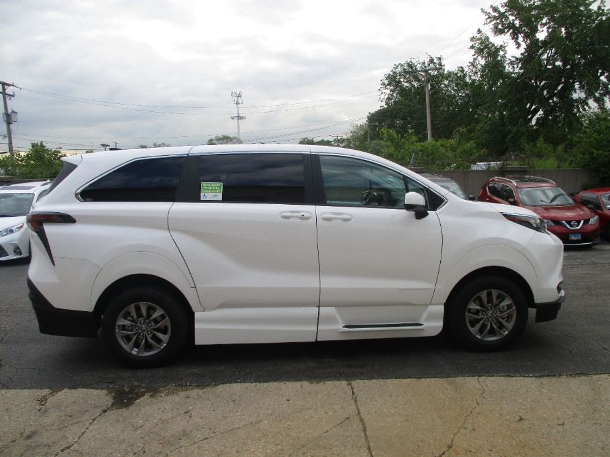 White Toyota Sienna image number 7