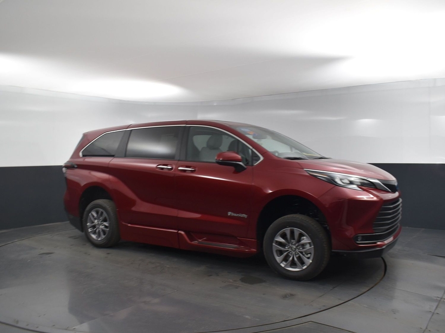 New 2025 Toyota Sienna Hybrid XLE Base - BraunAbility Side Entry Entry In Floor Automatic Ramp