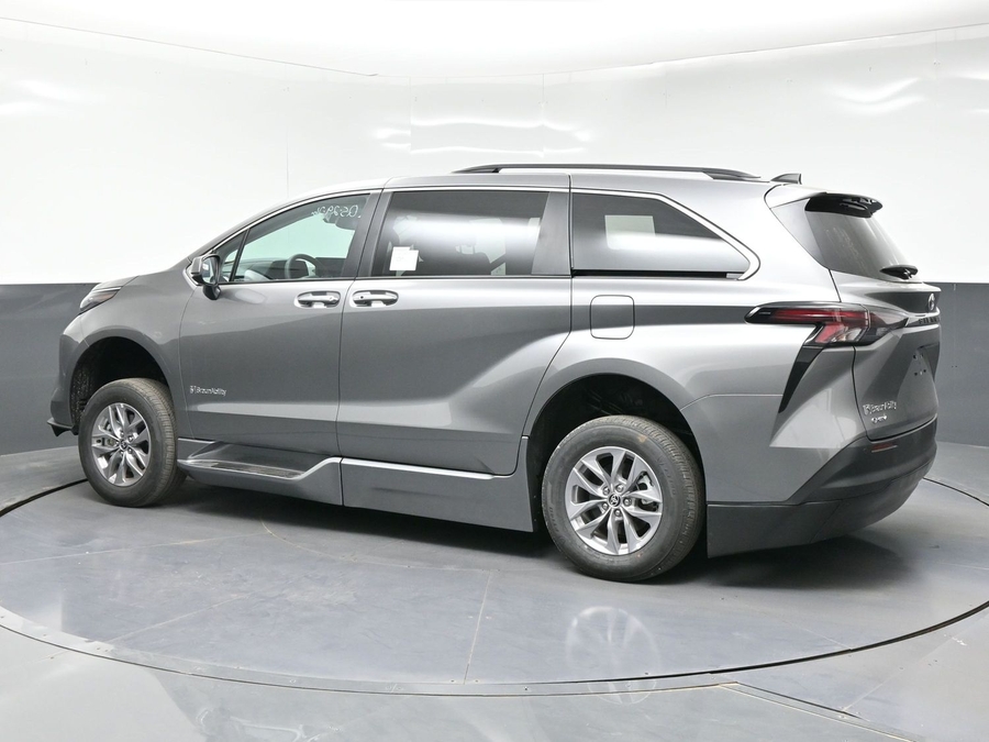 New 2026 Toyota Sienna Hybrid XLE Base - BraunAbility Side Entry In Floor Automatic Ramp