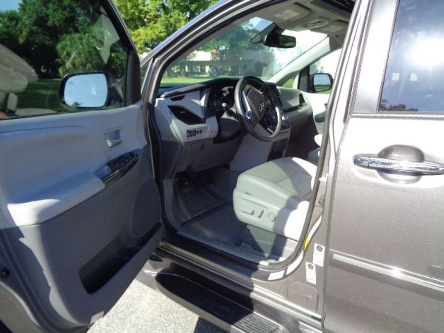 Used 2020 Toyota Sienna XLE Base - BraunAbility Side Entry Entry Fold Out Automatic Ramp