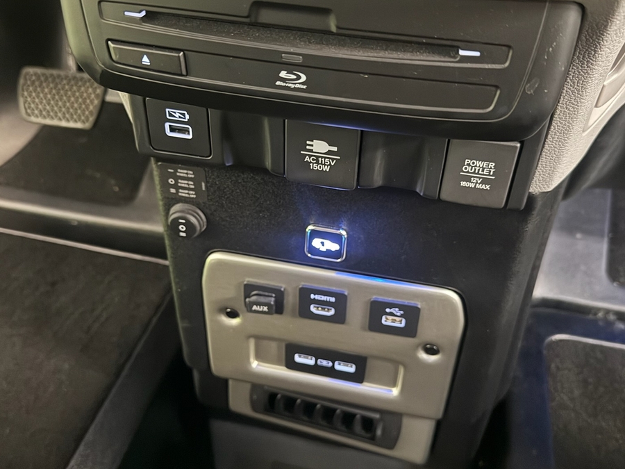 Silver Honda Odyssey image number 19