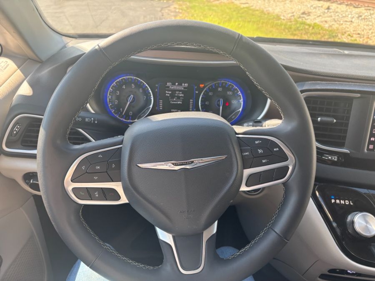 Red Chrysler Voyager image number 3