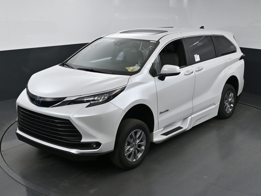 New 2025 Toyota Sienna Hybrid XLE Base - BraunAbility Side Entry Entry Fold Out Automatic Ramp