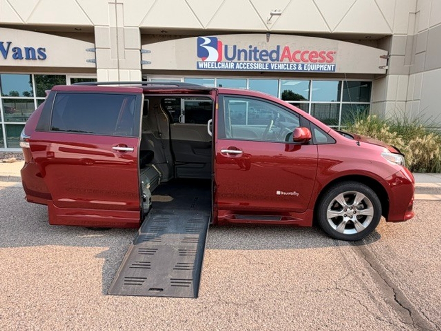 Used 2013 Toyota Sienna SE - BraunAbility Side Entry Fold Out Automatic Ramp