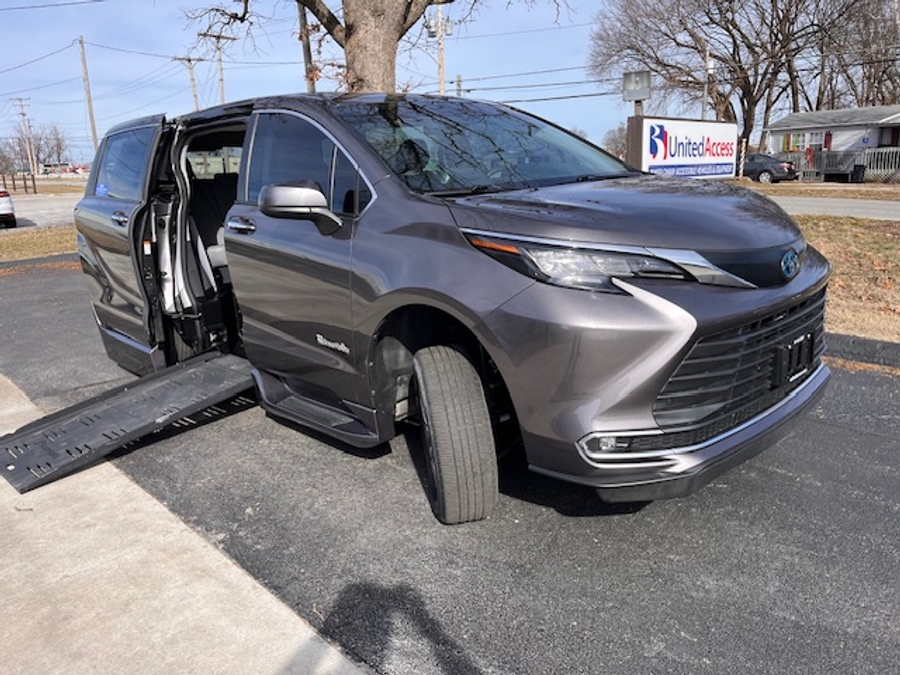 Used 2022 Toyota Sienna Hybrid XLE Base - BraunAbility Side Entry Entry Fold Out Automatic Ramp