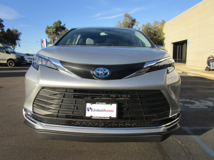 Used 2024 Toyota Sienna Hybrid XLE Base - BraunAbility Side Entry Entry Fold Out Automatic Ramp