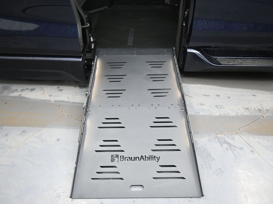 New 2026 Toyota Sienna Hybrid XLE Base - BraunAbility Side Entry Fold Out Automatic Ramp