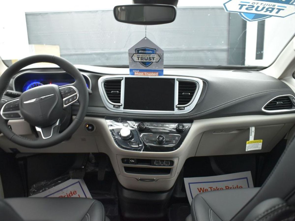Silver Chrysler Pacifica image number 7