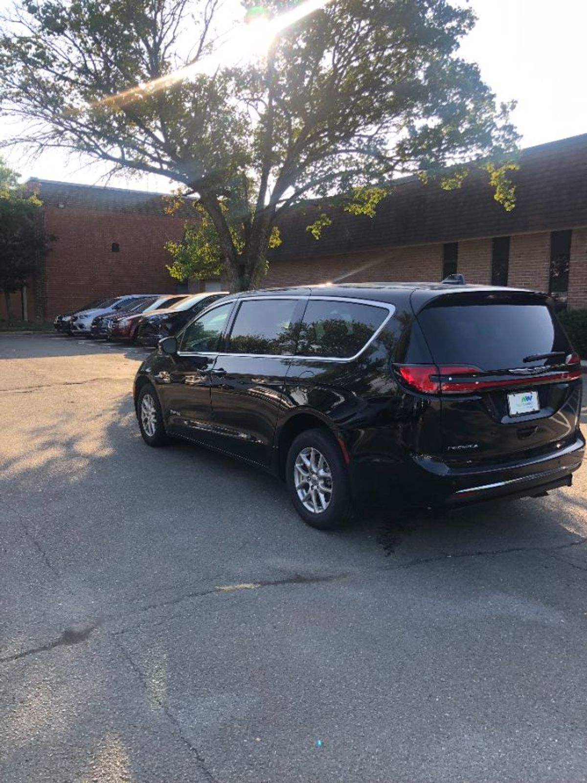 Black Chrysler Pacifica image number 2
