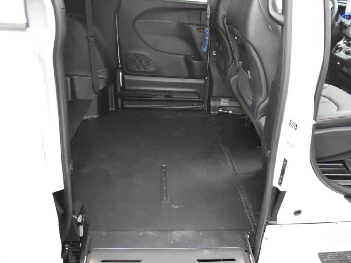 2024 Chrysler Pacifica Touring L - Photo 13