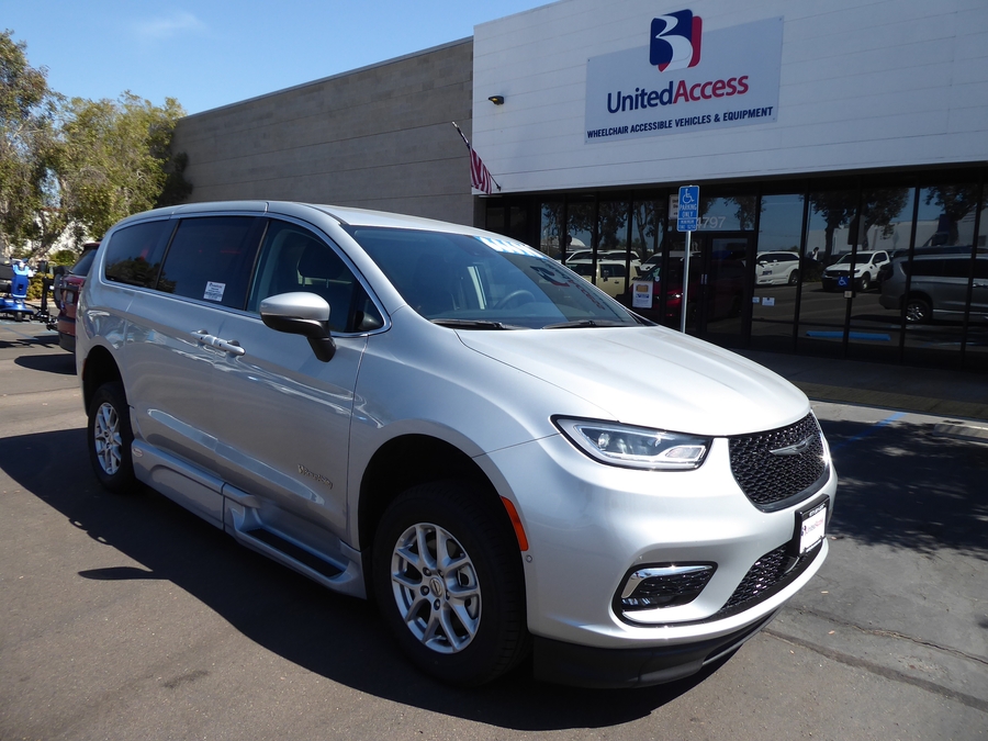 2023 Chrysler Pacifica Touring L - Photo 12