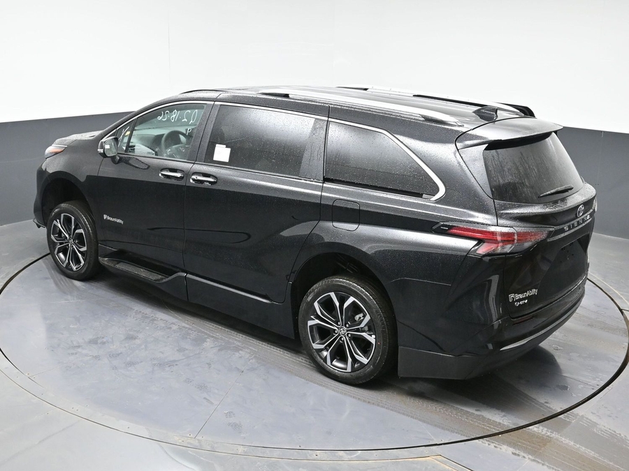 Midnight Black Metallic Toyota Sienna image number 22